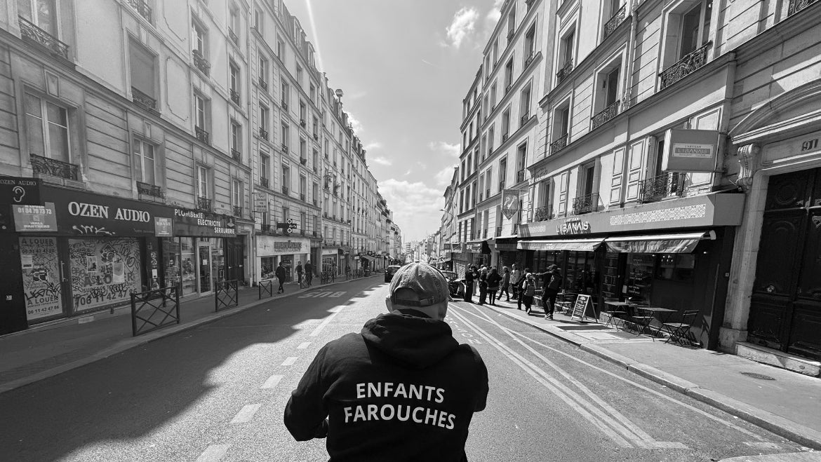 Homme avec un sweat Enfants Farouches